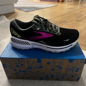 *NEVER BEEN WORN WITH BOX* Brooks Women's Shoes - Black and Pink
